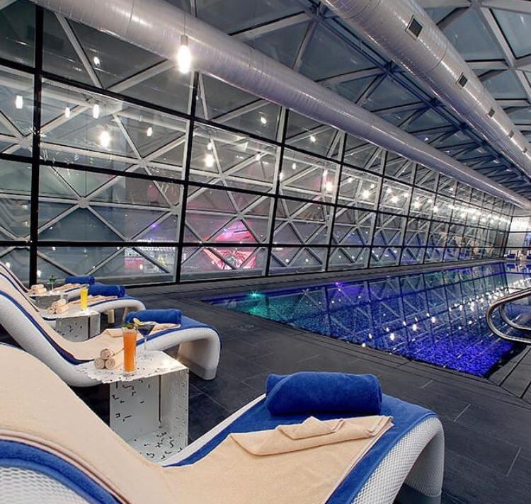 Os hotéis contam com áreas de spa, academias, quadras de squash, piscina coberta de 25m de comprimento e até um simulador de golfe!