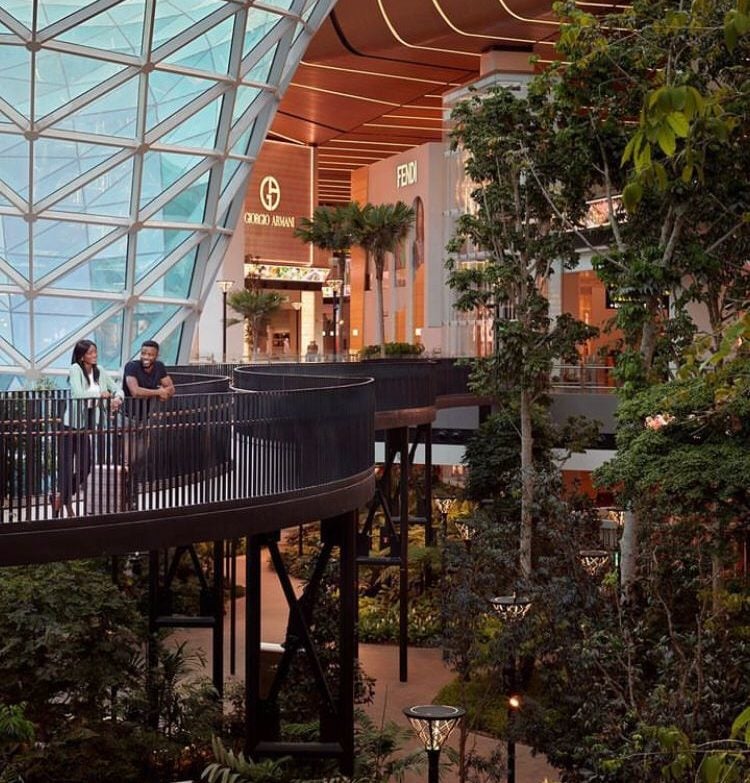 Caminhando por entre as árvores e plantas de diversas regiões, é possível encontrar 65 das 180 opções de lojas e restaurantes do local.