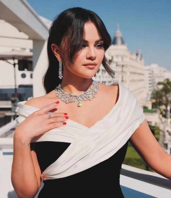 Aliás, no Instagram Selena Gomez ela ocupa a 3ª posição entre as pessoas mais seguidas no mundo, com 424 milhões de seguidores, ficando atrás apenas dos astros do futebol Cristiano Ronaldo, com 638 milhões, e Lionel Messi, com 504 milhões.