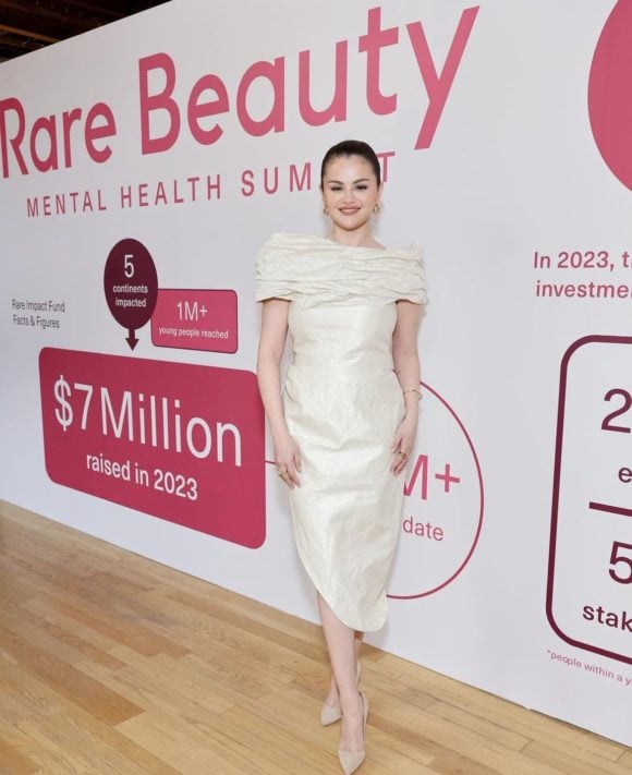 Grande parte da fortuna da artista (cerca de 81,4%) provém de sua atuação como empresária. Em 2020, ela fundou a Rare Beauty, uma marca de cosméticos que alcançou grande sucesso nos EUA e em diversos países ao redor do mundo, incluindo o Brasil.