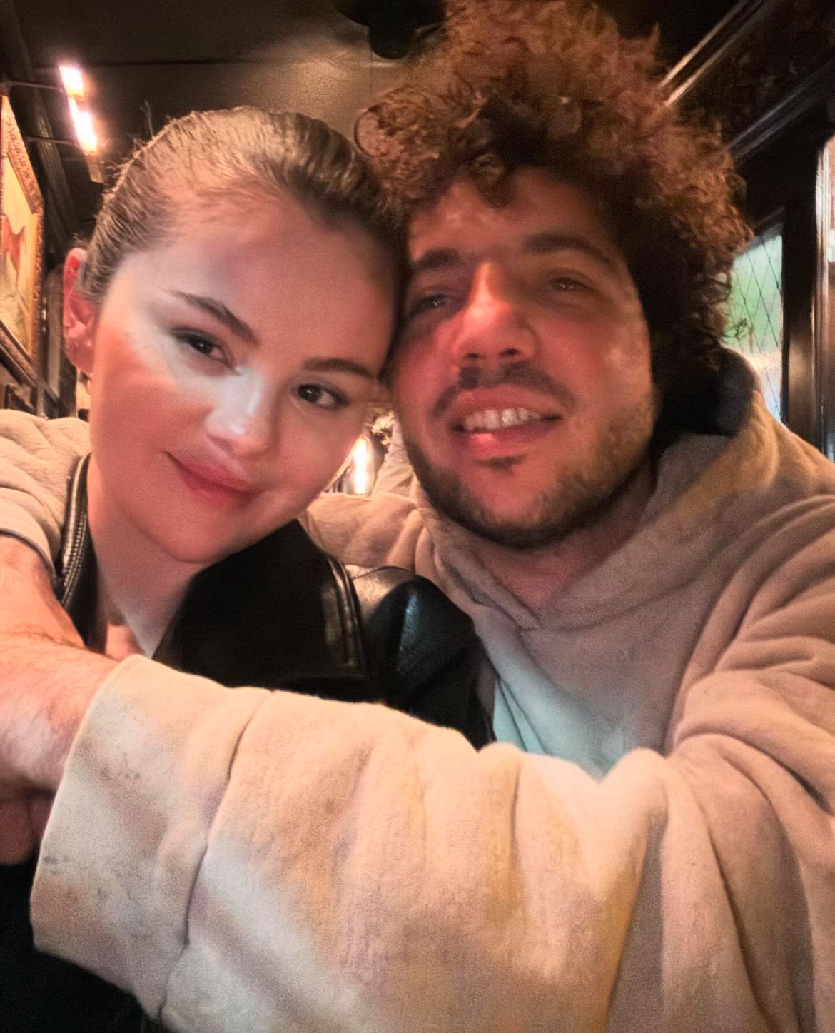 Em 2017, engatou um romance com o também cantor The Weeknd, que não chegou a durar nem um ano. Desde dezembro de 2023, Selena vive um relacionamento com o produtor musical Benny Blanco (foto).