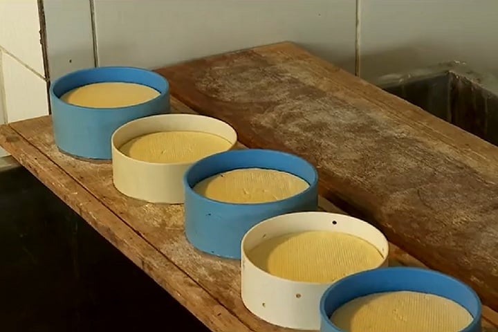 Em entrevista ao g1, ele contou que o leite deve ser produzido na propriedade, sem aquecimento ou alterações, e o pingo (espécie de soro) usado é um fermento natural exclusivo de cada fazenda.