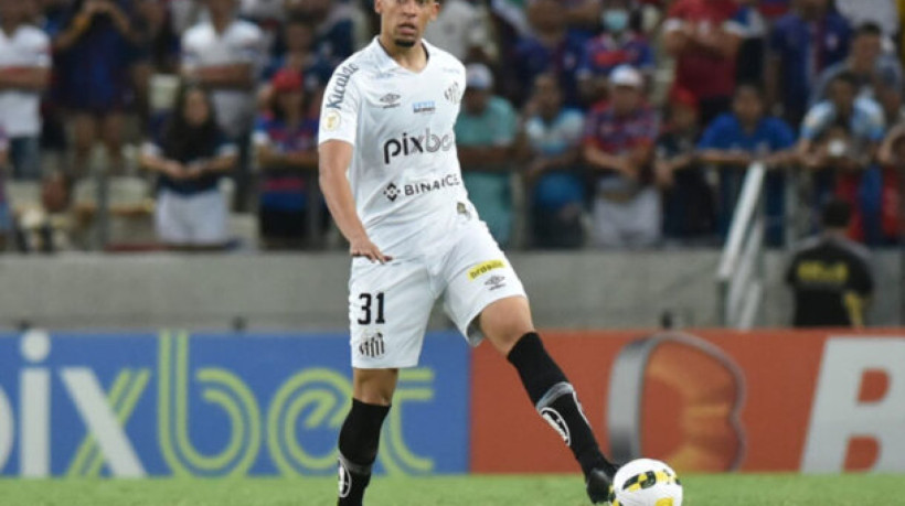 Jogador não está nos planos do Peixe para 2025, e diretoria negocia o empréstimo do defensor para o Remo