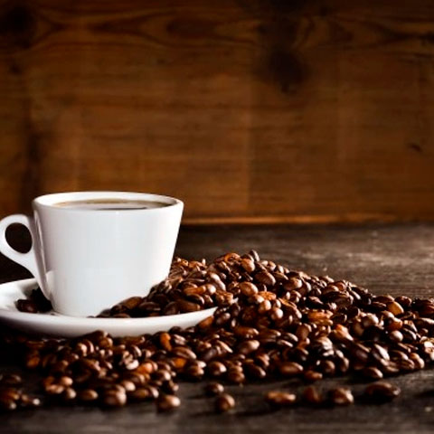 Outra dica importante na hora de fazer o café é verificar se o equipamento está limpo, sem qualquer sedimento antigo que possa deixar o café amargo e rançoso. Além disso, use água mineral ou filtrada, deixando-a na temperatura ideal 90 e 95°C, principalmente no momento em que você for colocar os grãos de café. 