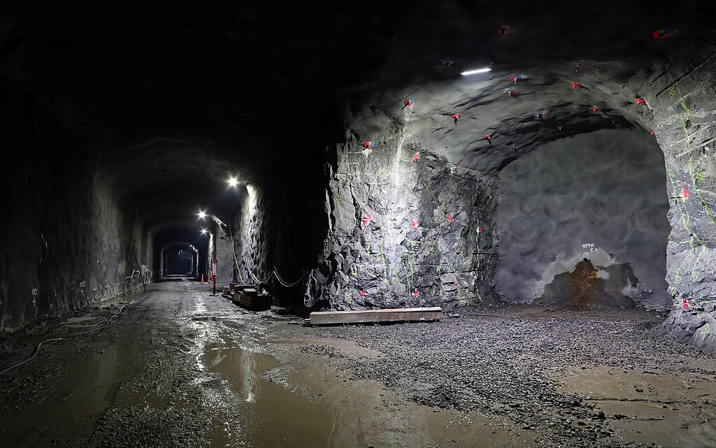 O termo Onkalo, que significa caverna em finlandês, não é apenas simbólico, mas reflete a ambição do empreendimento.