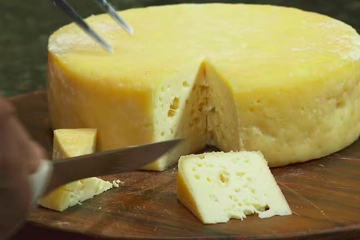 O Instituto destaca que o Queijo Minas Artesanal é um símbolo importante da cultura brasileira e um elemento representativo da identidade local.