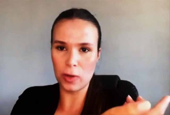 No final, quando eu fui sair, pegar a mala, ela (a autora da filmagem) estava atrás de mim. Ela falou assim: 'Agora você levanta sua imbecil’”, declarou Jennifer Castro ao programa “Encontro”, da rede Globo. 
