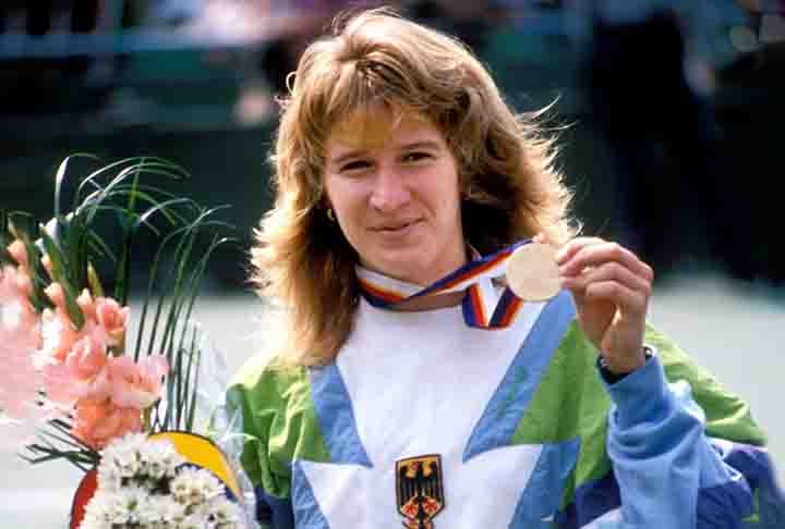 Foi a primeira tenista a ter vencido os quatro torneios do Grand Slam e os Jogos Olímpicos na mesma temporada, completando o Golden Slam. Ela conseguiu o feito e todas as conquistas no mesmo ano (1988).