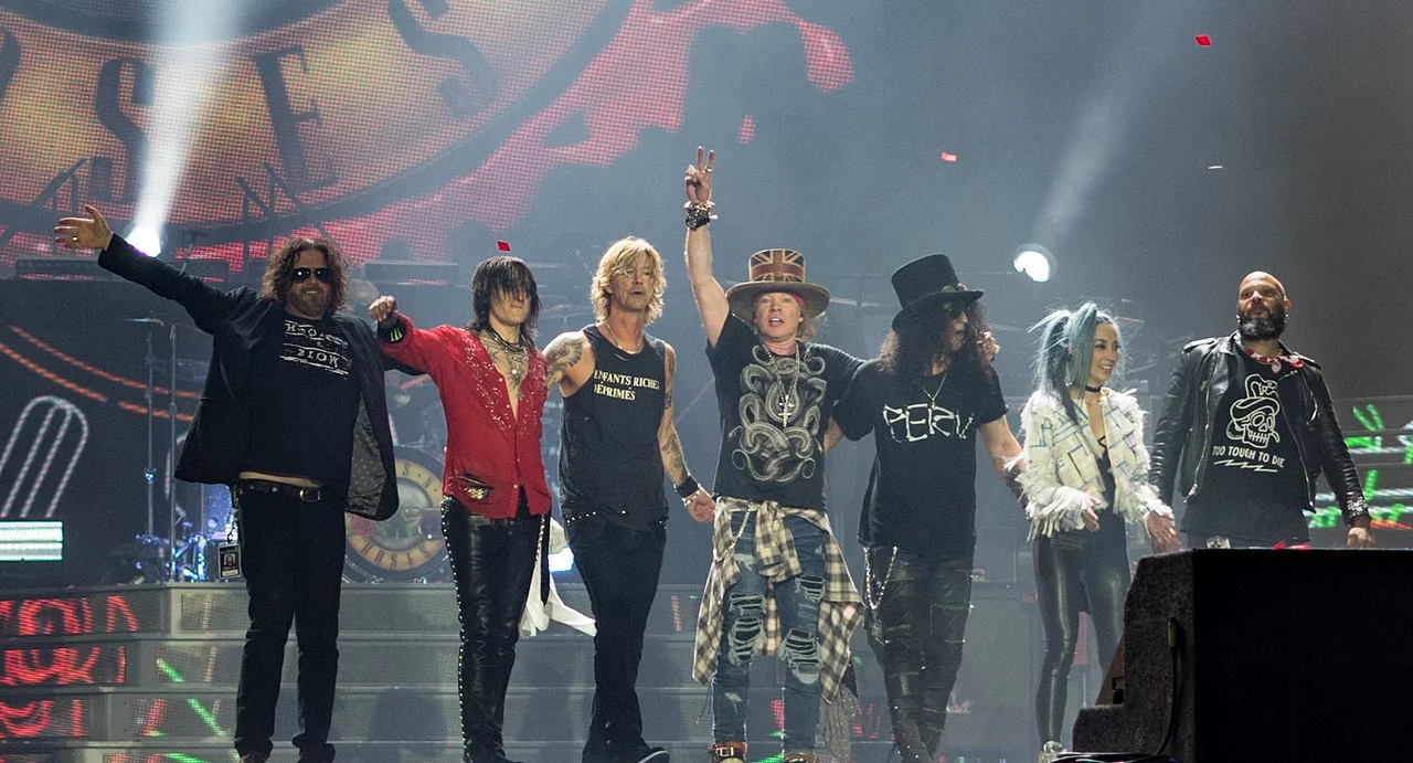 Numa apresentação, o público pediu que eles cantassem 'Sweet Child o' Mine', do Guns N'Roses (foto), e eles não sabiam. Aí o Dinho, que estava na plateia, se voluntariou e subiu ao palco. Também não sabia a letra, mas enrolou e todos acharam engraçado. 
