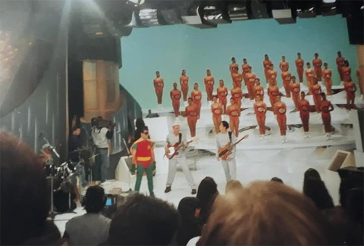 A banda também estava sempre em programas de TV, com imensa popularidade, cativando a audiência. A presença dos Mamonas era garantia de muita gente do outro lado da telinha.