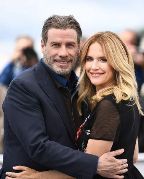 Kelly Preston era conhecida principalmente por seus papéis em Irmãos Gêmeos (1988) e Jerry Maguire: A Grande Virada (1996). Eles eram casados desde 1991.