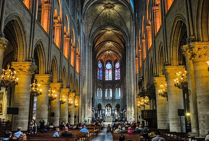 Construída entre os séculos XII e XIV, a catedral é famosa por suas impressionantes fachadas, arcos e vitrais, que fazem dela uma das maiores realizações da arquitetura medieval.