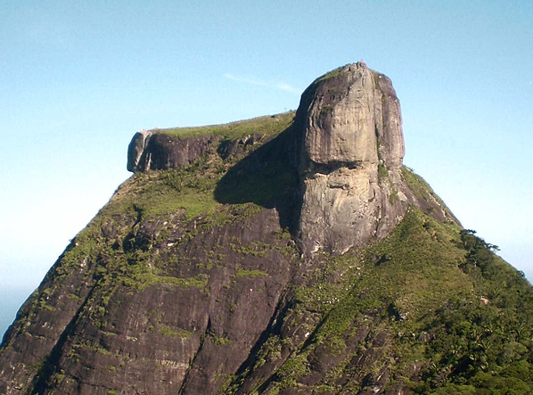 Rosto na Pedra da Gávea, Rio de Janeiro: Esta formação rochosa, localizada no Parque Nacional da Tijuca, é uma das mais intrigantes do Brasil, e existem várias teorias sobre como ela se formou. Uma das mais conhecidas sugere que ela não foi esculpida pelo tempo, mas sim pelos seres humanos, há milhares de anos.