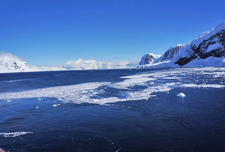 Além de continente mais frio do mundo, a Antártida também é o mais seco. As chuvas são tão raras que o continente é conhecido como deserto polar. A Antártida rodeia o Polo Sul. 