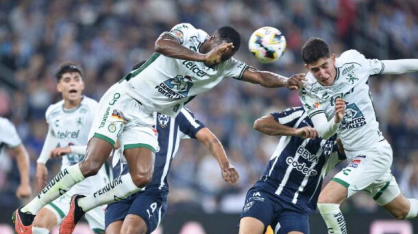 MONTERREY, MEXICO - NOVEMBER 10: Jaine Barreiro (L) and Angel Estrada (R) of LeÃ³n go for a header during the 17th round match between Monterrey and Leon as part of the Torneo Apertura 2024 Liga MX at BBVA Stadium on November 10, 2024 in Monterrey, Mexico. (Photo by Azael Rodriguez/Getty Images)