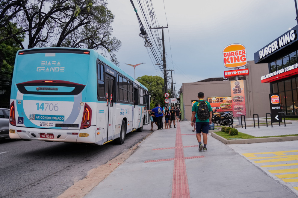 FORTALEZA-CE, BRASIL, 06-12-2024: Parada de ônibus na Av. 13 de Maio, que teve sua coberta removida por razão da construção de um empreendimento privado. (Foto: Fernanda Barros/ O Povo)