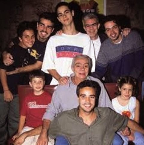 Chico Anysio - O humorista cearense, que morreu em 2012, teve 8 filhos de 5 mulheres diferentes (um deles, o ator André Lucas, adotivo). Os atores Bruno Mazzeo, Nizo Neto e Lug de Paula também se dedicam ao humor na televisão. 