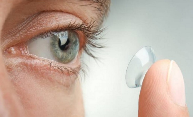 Hoje em dia é comum encontrar pessoas que usam lente de contato, preferindo pela questão estética e pra não precisar usar óculos. Porém, para isso, é preciso saber algumas informações importantes: