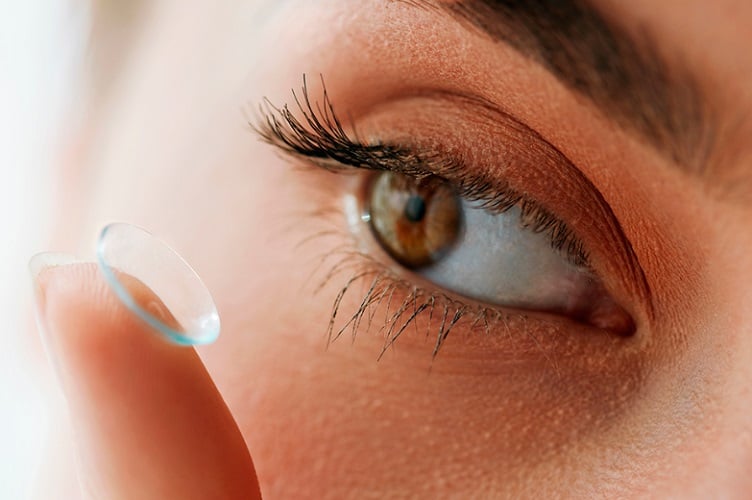 Dica número 8: Cuidado na hora de retirar - Muitas pessoas têm o medo de usar lentes de contato pois não acham que conseguem tirá-las do olho. Por isso, tenha calma e concentração para evitar um dano tanto no seu olho como na própria lente, que pode facilmente rasgar. 