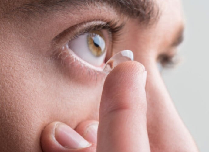 Dica número 10: Use o grau correto - Falando em grau, é muito importante você usar o grau correto em cada olho. Usar uma lente de contato com um grau maior ou menor trará consequências não só para a sua saúde futura como no seu dia a dia, já que você pode ter tontura, dor de cabeça e estresse por causa desse erro.