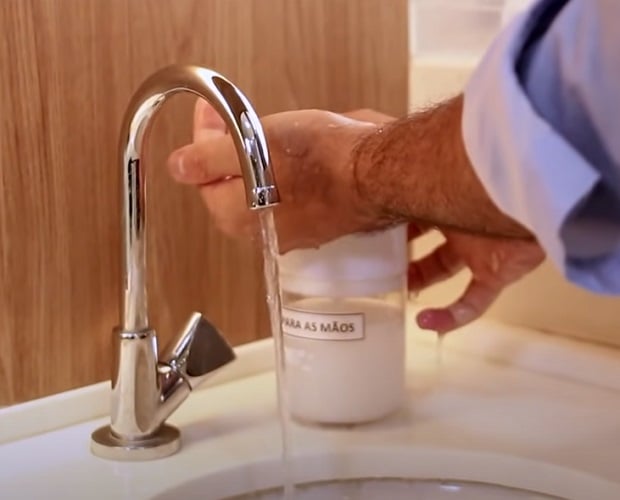 Dica número 7: Higienize constantemente - Ter lentes de contato requer atenção e cuidado. Um deles é o hábito de higienizar as lentes assim que elas forem colocadas na caixinha. Essa prática é muito importante para a sua saúde. 