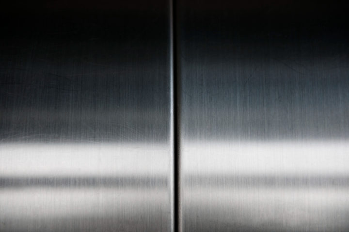 Ainda de acordo com os bombeiros, ao chegar no local foi preciso fazer uma inspeção nas condições de energia dos cabos de aço.