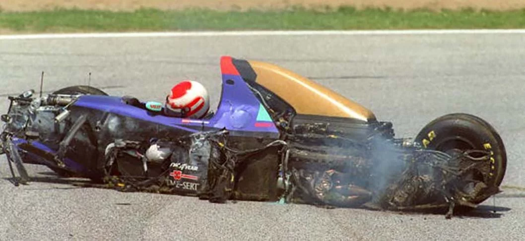 O piloto Roland Ratzenberger  morreu em 30/4/1994, aos 31 anos, o que causou grande estresse e revolta em Senna. Na foto, Ratzenberger no carro após o acidente.