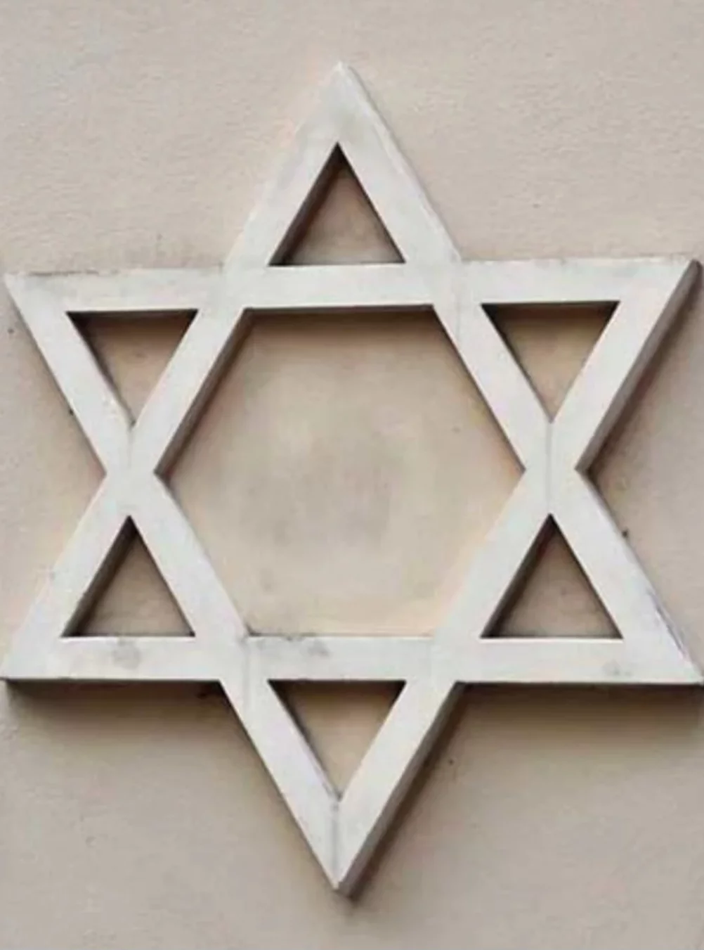 Estrela de Davi - É um símbolo de seis pontas, é usado como amuleto da sorte. Encontrado em joias, decorações e objetos de arte, pode ser feito de ouro, prata ou outros metais preciosos. Conhecida como Magen David em hebraico, que significa Escudo de Davi, simboliza proteção espiritual e é também um símbolo de identidade e unidade do povo judeu.