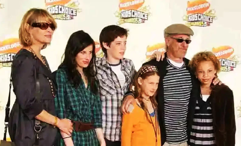 Steven Spielberg - O premiado cineasta americano, diretor de clássicos como ET e Indiana Jones, tem 6 filhos. Todos nascidos em casamentos com atrizes. Com Amy Irving  foi casado de 1985 a 1989 e teve um filho. Ele está com Kate Capshaw desde 1991 e a relaçção gerou cinco filhos.