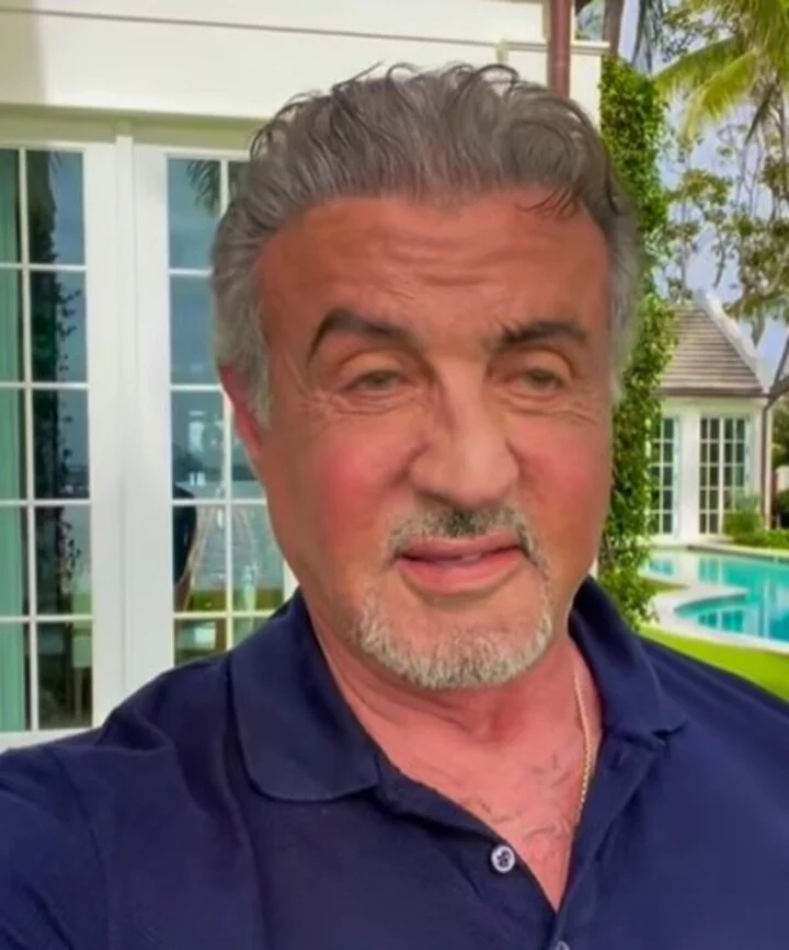 Eu recusei dois filmes do Quentin Tarantino. Um deles foi o papel de Robert De Niro em 'Jackie Brown' (1997). O outro foi 'Grindhouse' (projeto de Quentin com Robert Rodriguez que teve os filmes 'Planeta Terror' e 'À Prova de Morte'), o personagem interpretado pelo Kurt Russell. Eu falei para ele: 'Sem condições. Tenho duas filhas e esse cara... O hobby dele é colocar adolescentes em um carro e arremessá-las contra a parede. Não vai dar certo', contou Stallone. 
