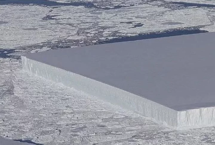 Essas plataformas encolheram pelo menos 30% desde 1997, de acordo com um estudo da revista Science Advances, em outubro. Elas servem como estabilizadores das geleiras, desacelerando o fluxo de degelo para o oceano.