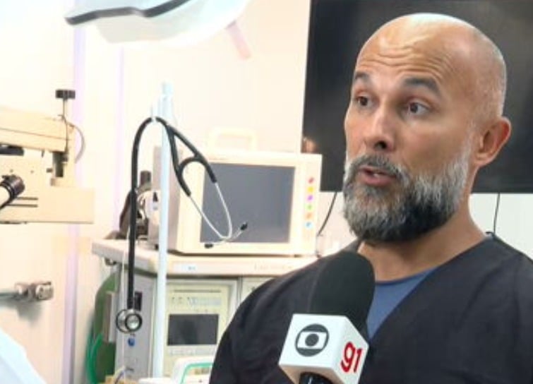 Segundo Jeferson, o copo impede que a ave consiga comer. Portanto, a garça vai ficar cada vez mais debilitada. Além disso, naquela posição, o copo impede uma correta irrigação sanguínea, o que também causa um problema grave.