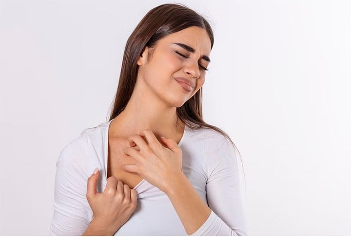 O problema é que esses “calombos causam coceira e, ao coçar, o paciente pode provocar lesões na pele que levem a alguma infecção bacteriana