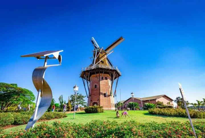 O Moinho dos Povos Unidos é o maior moinho típico de grãos da América Latina e foi construído em 2008 para celebrar o aniversário de 60 anos da imigração holandesa.