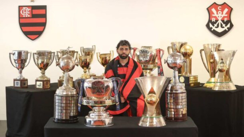 Às vésperas do jogo de despedida, Rubro-Negro posta foto do artilheiro com trofeus e vídeo no qual Gabi fala sobre a sua relação com o clube 


