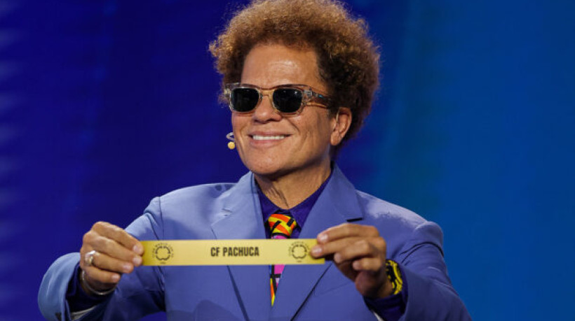 Pintor surpreende a web ao aparecer para ajudar a Fifa a sortear os grupos desta edição da competição 