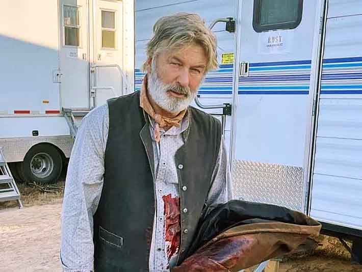 Baldwin temia também receber uma condenação. O ator argumentou que não tinha como saber que a bala dentro da arma era verdadeira . Ele disse que confiou nos profissionais envolvidos na preparação do set para a gravação. 