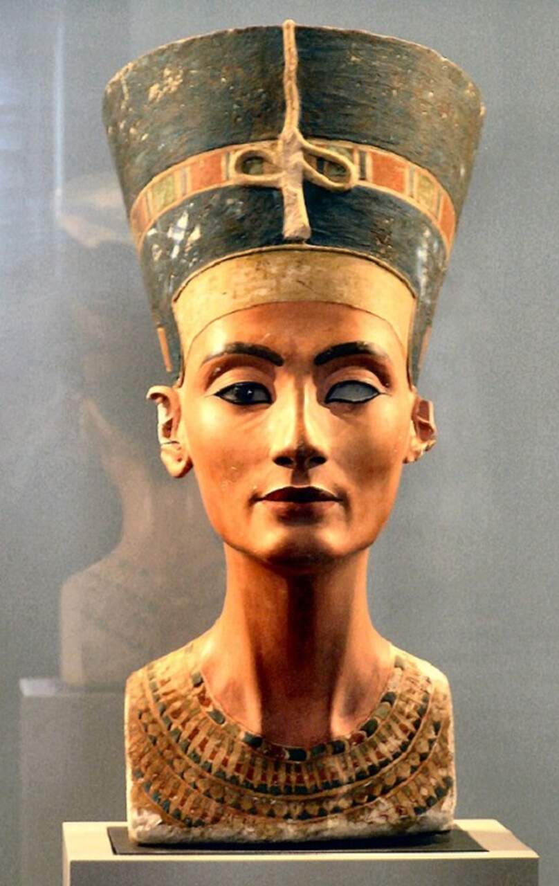 O busto de Nefertiti se destaca não apenas pela sua história polêmica, mas também por sua importância estética e histórica.