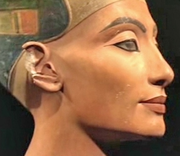 A escultura de Nefertiti foi descoberta em condições notáveis de preservação, exceto por algumas imperfeições nos lóbulos das orelhas. O busto foi esculpido sobre uma base de calcário, coberta por estuque, com detalhes que capturam a beleza e a serenidade da rainha.