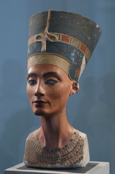 O busto de Nefertiti, portanto, não é apenas uma obra-prima da arte egípcia. É, também, um símbolo de questões éticas e políticas que cercam a arqueologia e a propriedade cultural no século XXI.