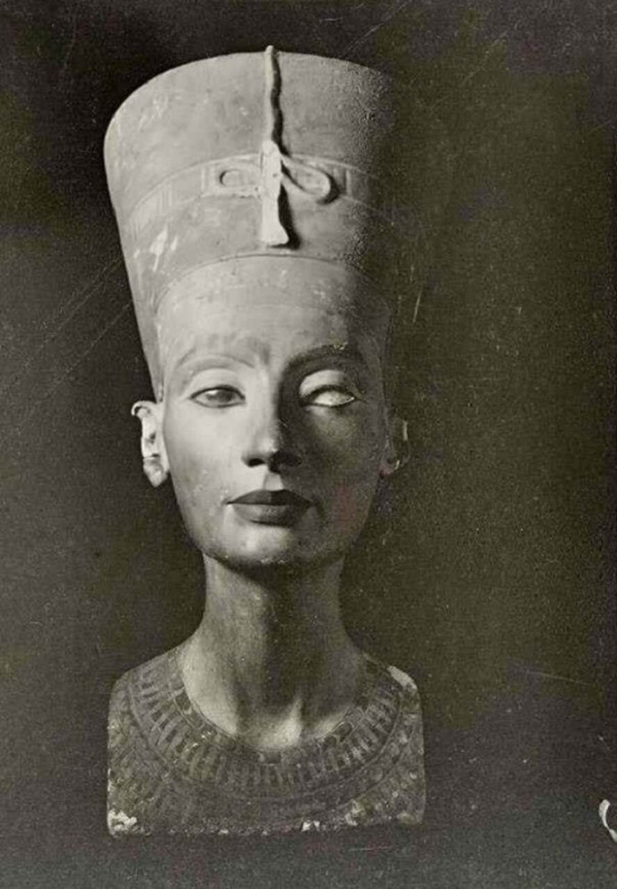 Embora a múmia de Nefertiti nunca tenha sido identificada, e os estudos para reconstruir seu rosto a partir da escultura sejam limitados, o busto continua sendo um dos artefatos mais importantes e discutidos da arqueologia egípcia.