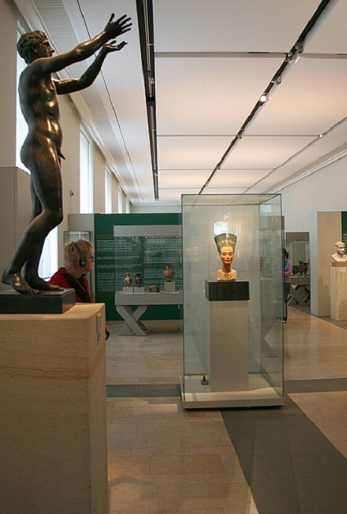 A sua localização no Neues Museum em Berlim, um dos principais museus do mundo, não só atrai turistas, mas também simboliza o debate mais amplo sobre a posse de bens culturais do Egito e outros países colonizados.