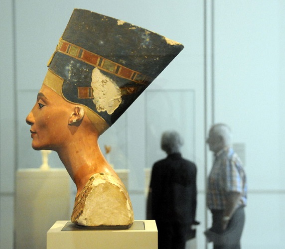 A escultura é um exemplo excepcional da arte do período amarniano, famosa por seu realismo e naturalismo, que rompem com as convenções estilísticas do Egito Antigo.