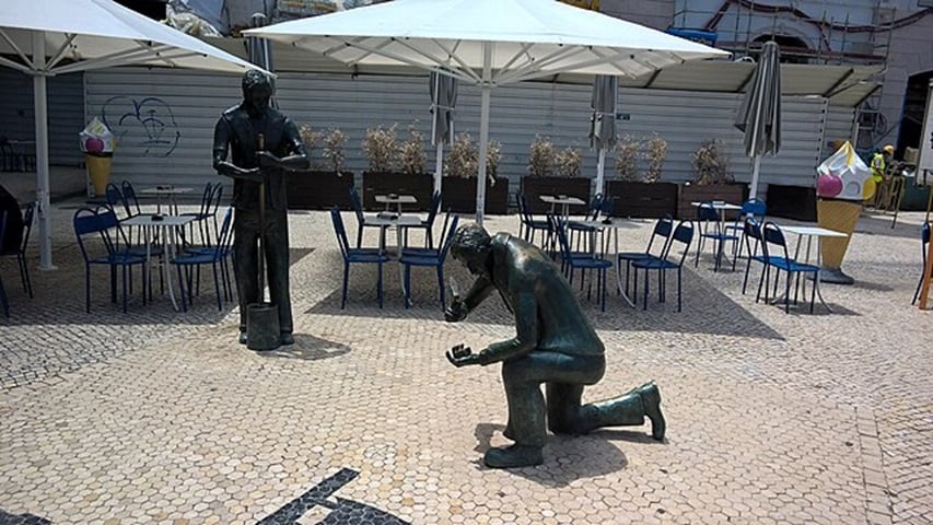 Em Portugal, os trabalhadores especializados na colocação deste tipo de calçada são denominados mestres calceteiros. 
