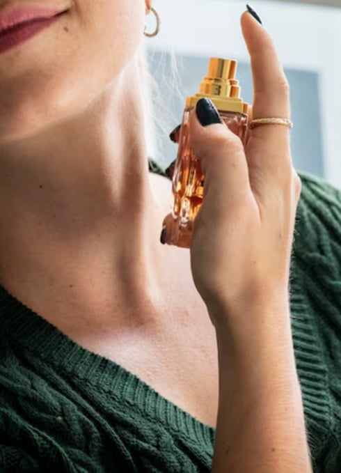 Desde a chegada da corte portuguesa ao Brasil no início do século XIX, o país começou a se familiarizar com os hábitos europeus de consumo de fragrâncias. Com o tempo, a indústria de perfumaria brasileira se consolidou, criando uma identidade própria no mercado.