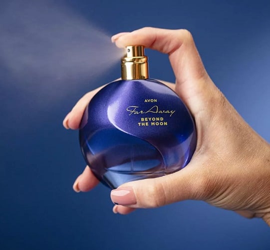 No Brasil, a venda direta de cosméticos e perfumes, iniciada pela Avon na década de 1960, também contribuiu para essa democratização. As empresas brasileiras de perfumaria começaram a competir com as estrangeiras após a abertura do mercado na década de 1990, elevando a qualidade e o design dos produtos.