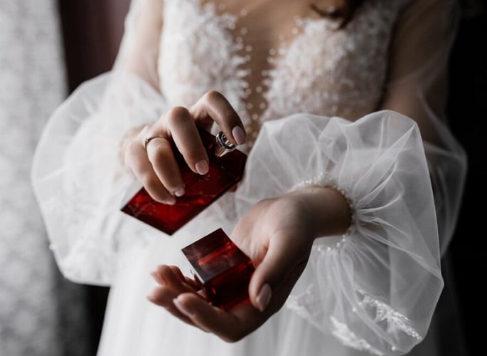 O uso de perfumes também foi estreitamente ligado à ideia de status e prestígio. Desde a Antiguidade, os perfumes eram considerados um símbolo de luxo, reservados para a elite e usados em ocasiões especiais.