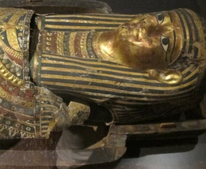 A história da perfumaria remonta às civilizações antigas, quando o uso de fragrâncias estava vinculado a práticas religiosas e rituais. No Egito Antigo, os perfumes eram usados tanto em cerimônias religiosas quanto para o embalsamamento das múmias, evidenciando sua importância cultural.