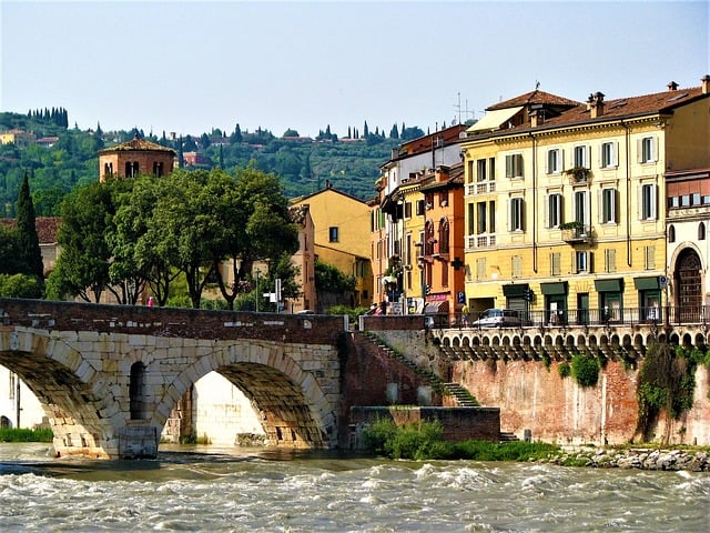 A cidade de Verona, na Itália, é o local da história de Romeu e Julieta, um dos maiores  clássicos da literatura romântica. Um lugar belo e  atraente para os turistas.