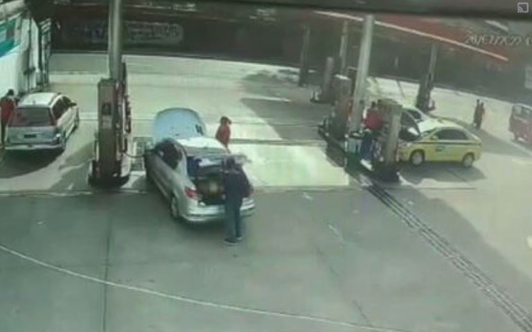 Uma câmera de monitoramento gravou tudo. O motorista Mario Magalhães, de 67 anos, vai até a traseira do carro e abre o porta-malas, onde ficam armazenados os cilindros de gás. 